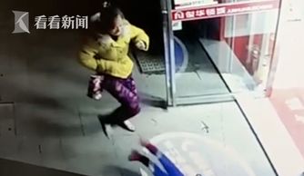 视频疯传!精神病人从医院翻墙出逃 视频疯传!精神病人从医院翻墙出逃