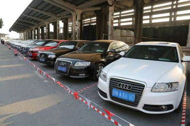 60余辆私家车停放路边后视镜被毁 60余辆私家车停放路边后视镜被毁