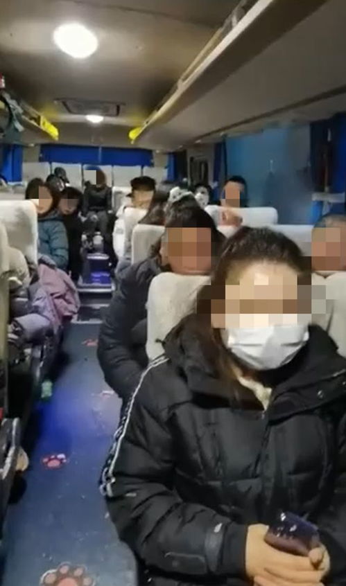 游客称遭强迫购物大巴停无人区 游客称遭强迫购物大巴停无人区