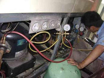 汽车空调加多少氟