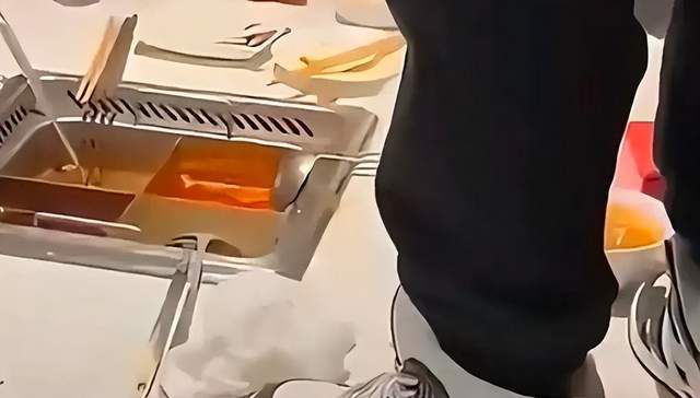 男子获海底捞10倍赔偿 朋友要求平分 男子获海底捞10倍赔偿 朋友要求平分