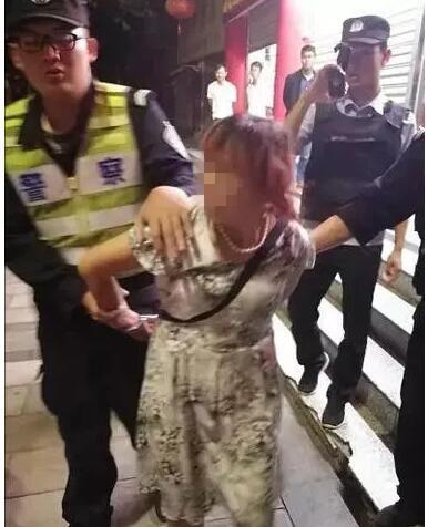 加沙8岁女孩逃难中几乎掉光头发 加沙8岁女孩逃难中几乎掉光头发