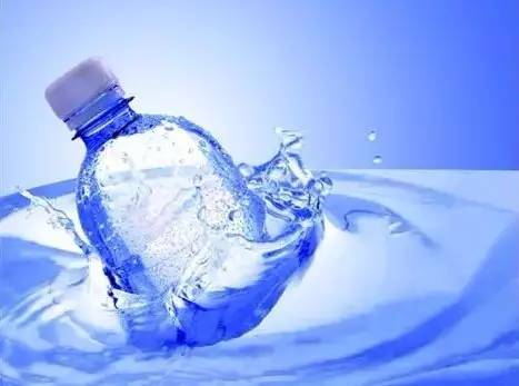 矿泉水和纯净水究竟哪个更健康 矿泉水和纯净水究竟哪个更健康