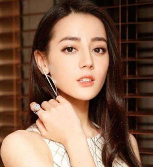 撞脸热巴的美女导游自称一般水平 撞脸热巴的美女导游自称一般水平