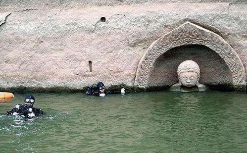 四川巴中一水库水位下降露出古墓 四川巴中一水库水位下降露出古墓