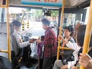老年旅行团挤不上公交拦路要求加车 老年旅行团挤不上公交拦路要求加车