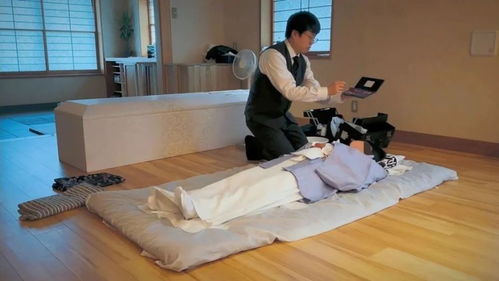女入殓师给遗体穿衣:感觉他抓我 女入殓师给遗体穿衣:感觉他抓我