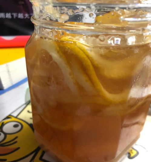 女生发现杯中吸管脏成黑芝麻糊 女生发现杯中吸管脏成黑芝麻糊