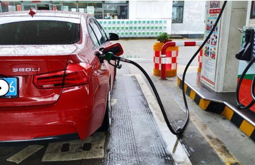 红色汽车加满多少油合适 红色汽车加满多少油合适