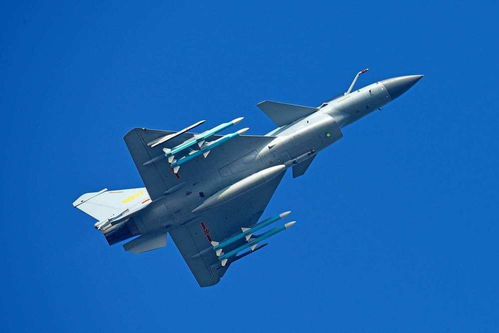 歼-36低空“横穿马路”美媒激动了