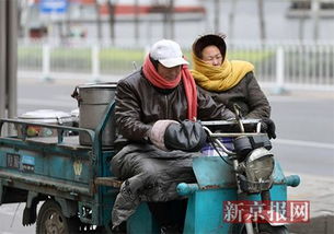 200斤记者实测北京大风:顶不住 200斤记者实测北京大风:顶不住