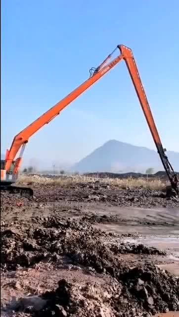 男子硬核防大风 用挖掘机按住房顶 男子硬核防大风 用挖掘机按住房顶