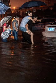 乘客遭遇大暴雨仿佛坐上恐怖公交 乘客遭遇大暴雨仿佛坐上恐怖公交