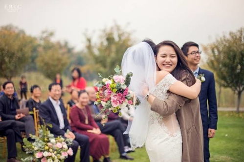 婚礼上新郎收红包转手就给了新娘 婚礼上新郎收红包转手就给了新娘