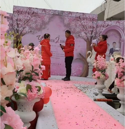 婚礼上新郎收红包转手就给了新娘 婚礼上新郎收红包转手就给了新娘