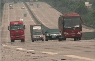 路面现4米大坑 货车司机车毁人亡 路面现4米大坑 货车司机车毁人亡