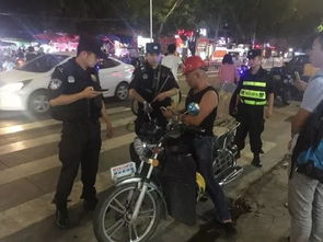 特警队食堂阿姨轻松爬绳惊呆众人 特警队食堂阿姨轻松爬绳惊呆众人