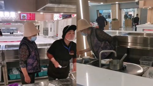 刘强东母亲现身京东食堂煮饺子 刘强东母亲现身京东食堂煮饺子