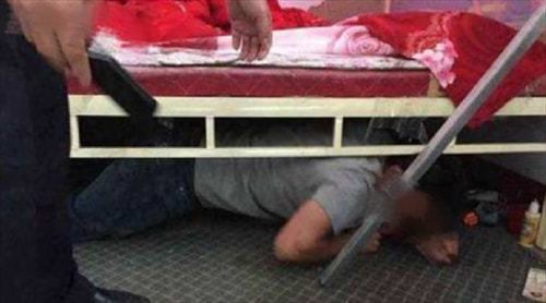 男子裸露下体偷进房间藏在女生床下 男子裸露下体偷进房间藏在女生床下