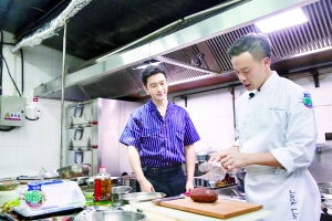 荣昌食堂主厨眼袋掉到口罩边 荣昌食堂主厨眼袋掉到口罩边