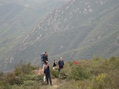 泰山两游客翻护栏差点坠崖 场面惊险 泰山两游客翻护栏差点坠崖 场面惊险