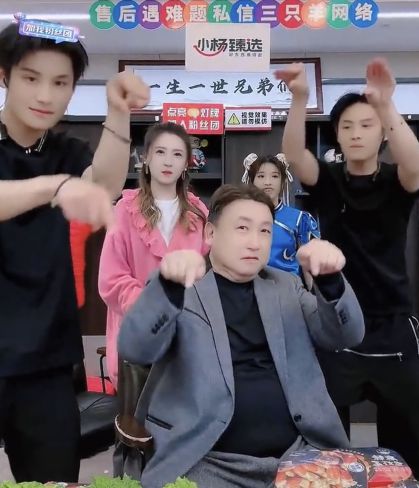 疯狂小杨哥现身王晶生日会 疯狂小杨哥现身王晶生日会