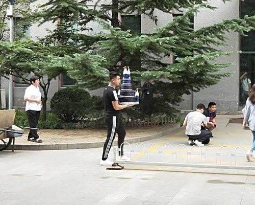 团队曝异瞳少年治沙为摆拍