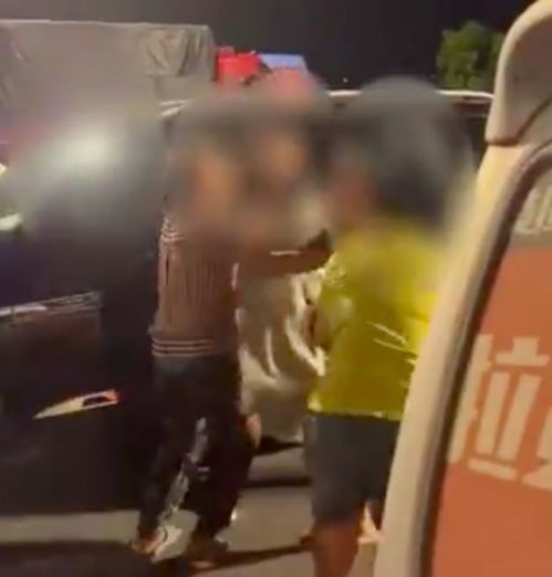 女生失踪 父亲咬伤踢伤3名民警(女生失踪引发危机,父亲情绪失控咬伤踢伤三名民警) 女生失踪 父亲咬伤踢伤3名民警(女生失踪引发危机,父亲情绪失控咬伤踢伤三名民警)
