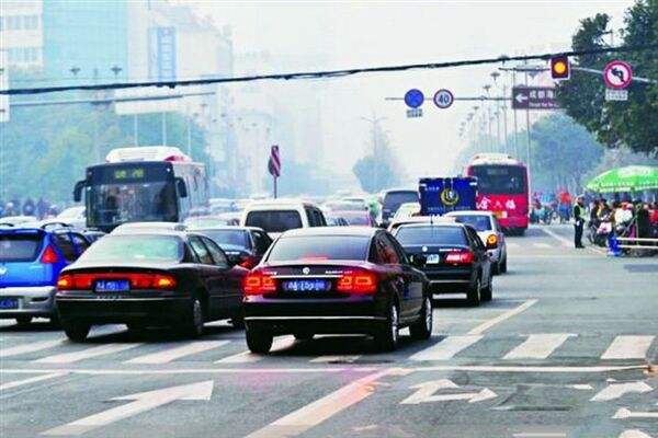 汽车走辅路被拍罚多少钱(汽车走辅路被拍罚多少钱?关于交通违规罚款的详解) 汽车走辅路被拍罚多少钱(汽车走辅路被拍罚多少钱?关于交通违规罚款的详解)