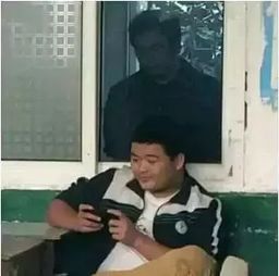 男老师上阵给学生化妆1分钟化10个(男老师上阵，一分钟内给学生化妆，速度与技巧的完美结合)