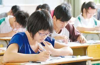 首个走出考场的学霸竟是高二体验生(首个走出考场的学霸,令人惊艳的高二体验生) 首个走出考场的学霸竟是高二体验生(首个走出考场的学霸,令人惊艳的高二体验生)