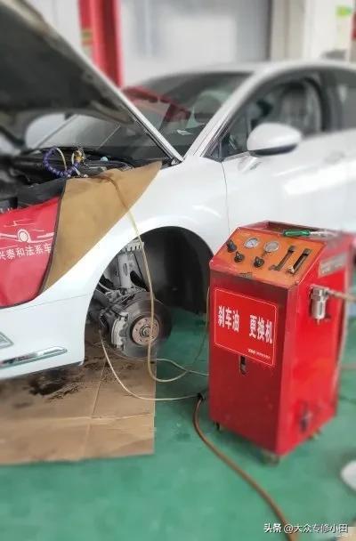汽车刹车油多少年要换(汽车刹车油多久需要更换?全面解析刹车油更换周期与因素) 汽车刹车油多少年要换(汽车刹车油多久需要更换?全面解析刹车油更换周期与因素)