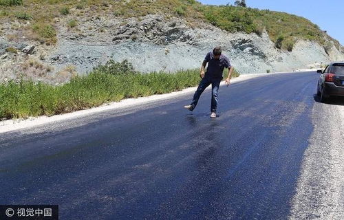 西安高温把柏油马路“晒化”了(西安高温下的柏油马路变迁,从硬化到晒化的现象解析) 西安高温把柏油马路“晒化”了(西安高温下的柏油马路变迁,从硬化到晒化的现象解析)
