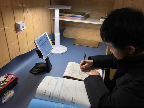 男子租房陪读发现33年前用的课桌(男子租房陪读意外发现33年前使用的课桌,时光流转,回忆重现) 男子租房陪读发现33年前用的课桌(男子租房陪读意外发现33年前使用的课桌,时光流转,回忆重现)