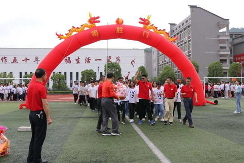 男生胸前挂满奖牌参加毕业典礼 男生胸前挂满奖牌参加毕业典礼