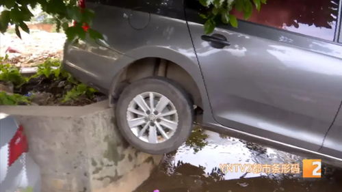 桂林一小区上百辆车遭严重泡水 桂林一小区上百辆车遭严重泡水