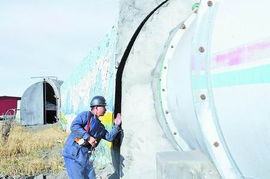 青海6.3级地震 游客正拍照忙蹲下 青海6.3级地震 游客正拍照忙蹲下
