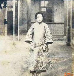 印度女董事校门口遭行刑式枪决 印度女董事校门口遭行刑式枪决