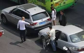 女子追尾不服处罚让交警找她老公 女子追尾不服处罚让交警找她老公