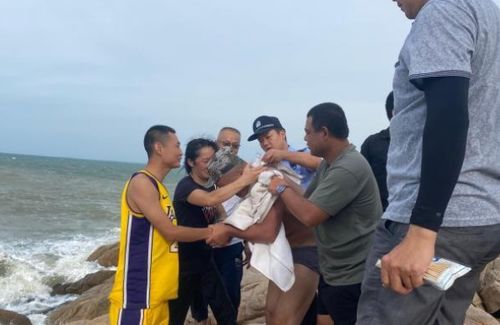 两对夫妻拍照 三人被卷进海里 两对夫妻拍照 三人被卷进海里