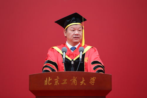 北京工商大学毕业典礼校长为小猫拨穗