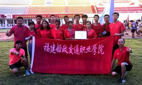 大学生扛着一扁担奖牌毕业 大学生扛着一扁担奖牌毕业