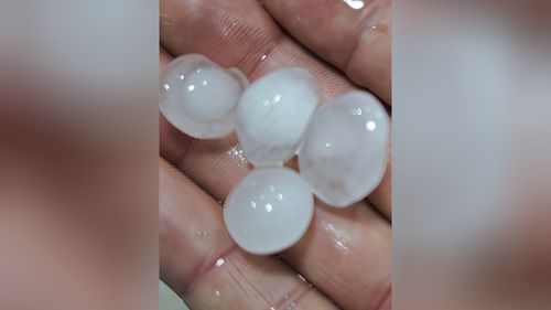 北京雷雨交加狂风大作 冰雹噼啪作响 北京雷雨交加狂风大作 冰雹噼啪作响