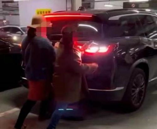 女子占用车位遭业主声援“淹没” 女子占用车位遭业主声援“淹没”