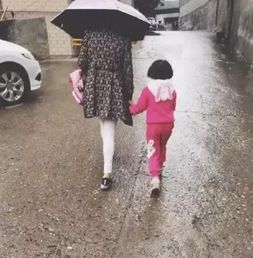 台北暴雨:雨伞撑不住 雨衣被吹开 台北暴雨:雨伞撑不住 雨衣被吹开