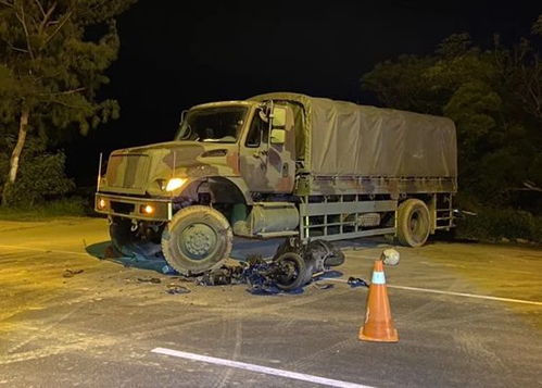 台媒:台军2辆军用卡车街头发生碰撞 台媒:台军2辆军用卡车街头发生碰撞