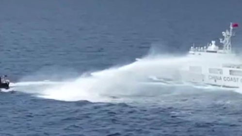 中国海警水炮喷射驱离菲侵权船只 中国海警水炮喷射驱离菲侵权船只