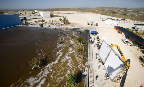 上百斤重水泥柱被巨浪拍断冲上岸 上百斤重水泥柱被巨浪拍断冲上岸